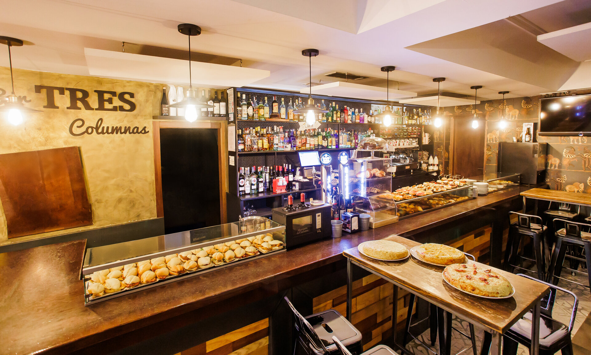 Barra con tortillas españolas caseras