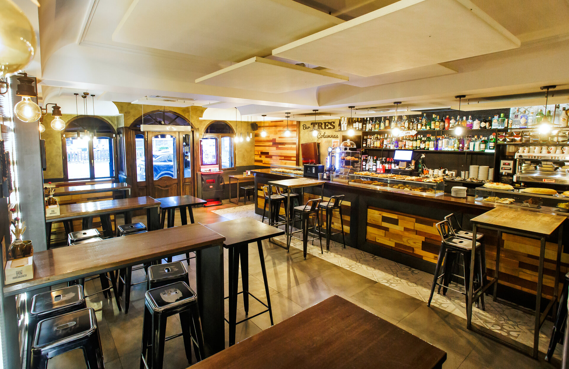 Zona de mesas del bar