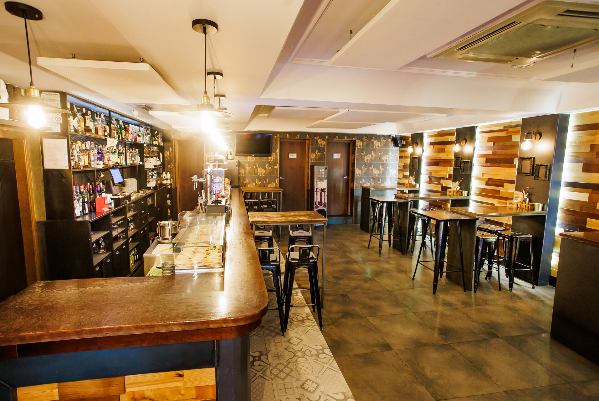 Vista del interior del bar