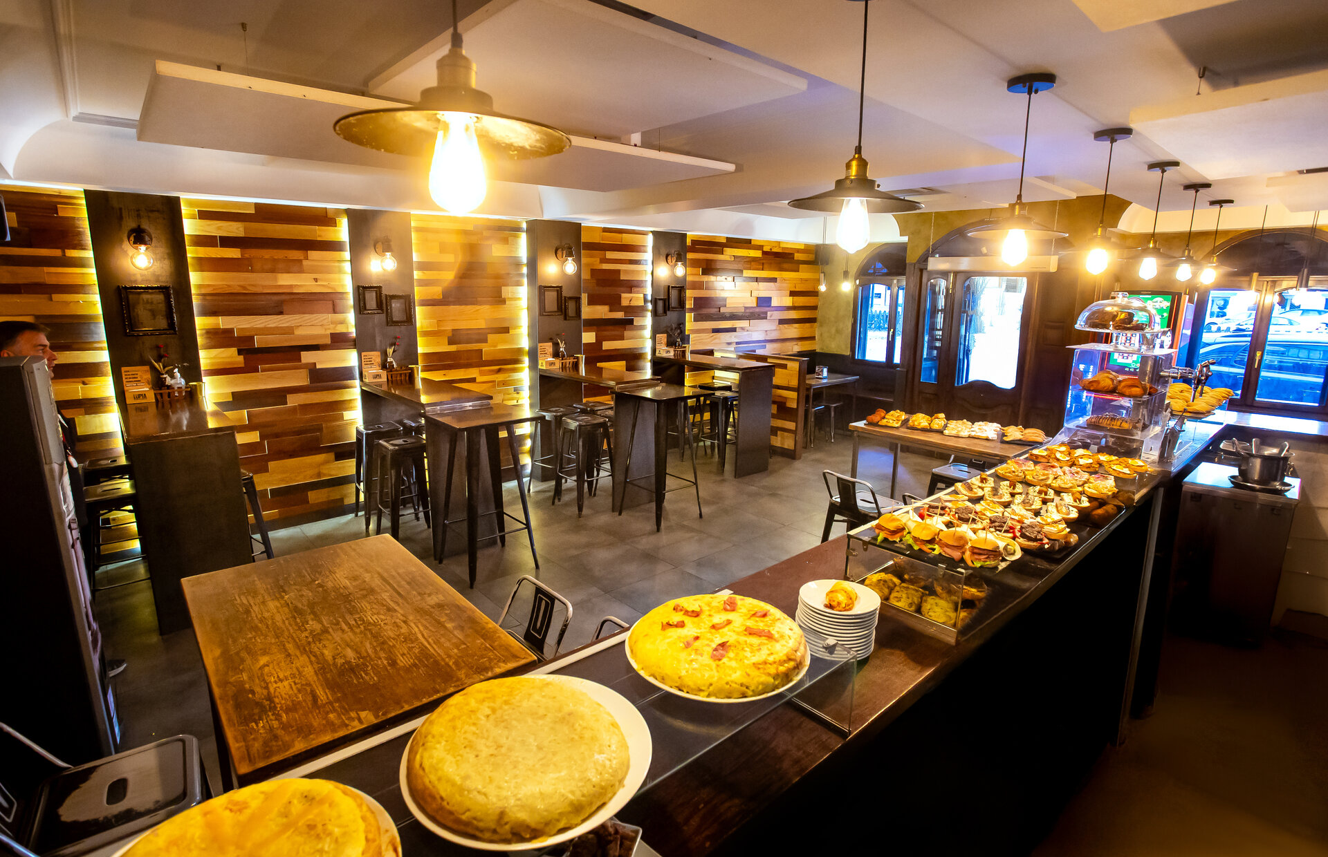 Interior del bar con barra de pinchos y tortillas